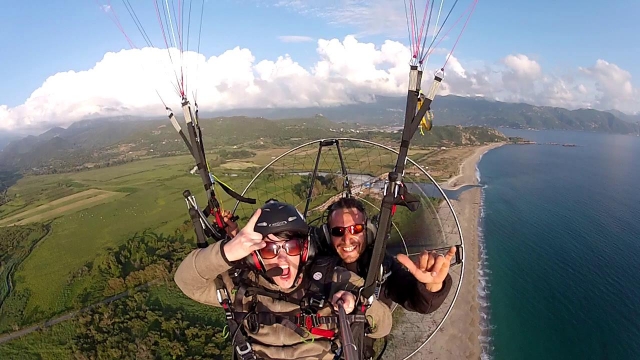 Descubrimiento de los paisajes de Córcega a bordo de un paramotor