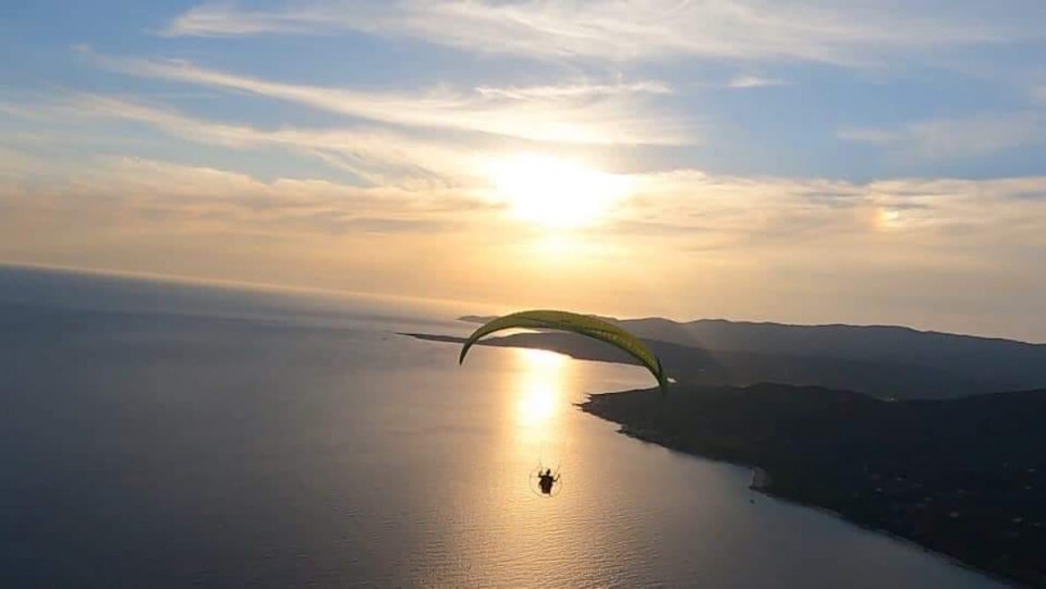 Vuelo en paramotor al atardecer en Córcega Vuelo en paramotor al atardecer en Córcega