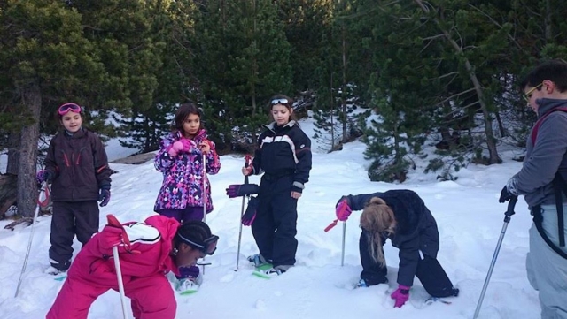 A los niños les encantan las caminamarras con raquetas de nieve 