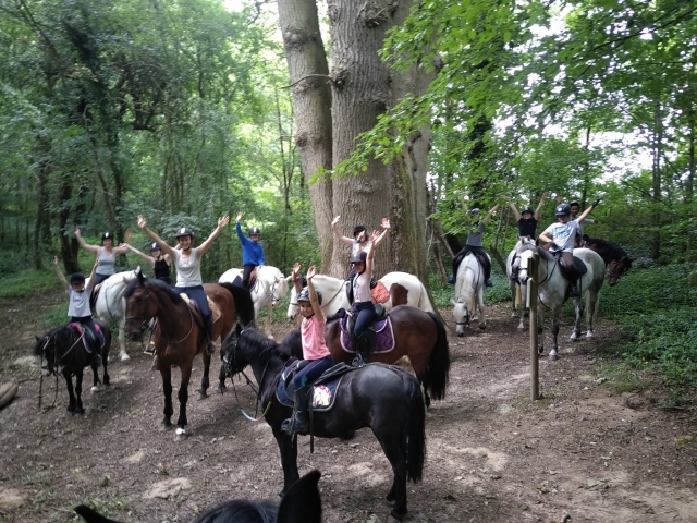  Pbaños a caballo en Essonne se hacen de buen humor 