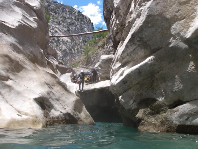 Saltar al agua duranle el descenso de barranquismo 