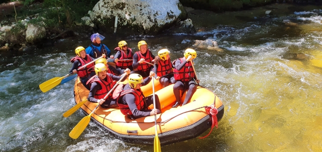  Remar en grupo 