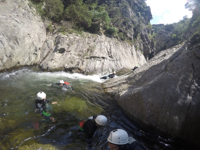  Tobogán natural y baño en las piscinas 