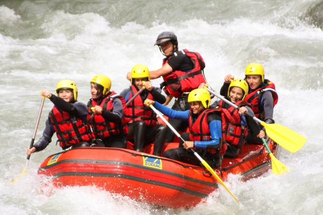 Sesión de rafting con amigos 