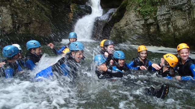  Momentos inolvidables con amigos duranle el barranquismo descenso en el Jura