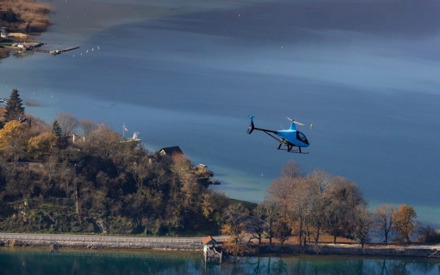  Vuelo en helicóptero sobre Doussard 