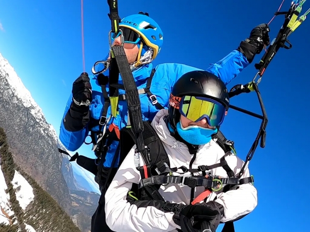  Vuelo en parapenle con un instructor titulado.