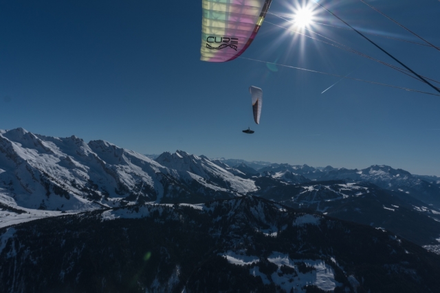  Parapenle en pleno vuelo en La Clusaz 