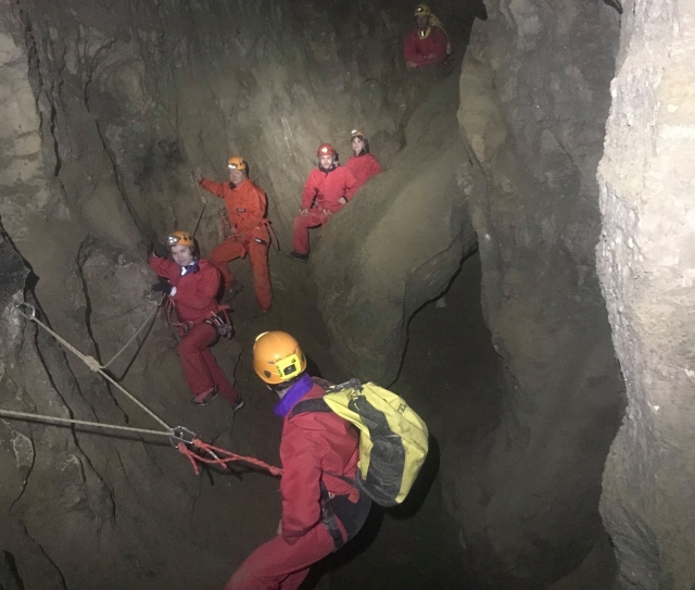 Espeleología deportiva en el Jura 