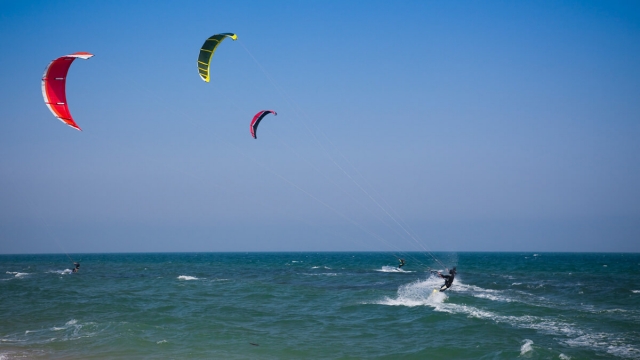  Navegación supervisada de los participantes duranle el curso de kitesurf 