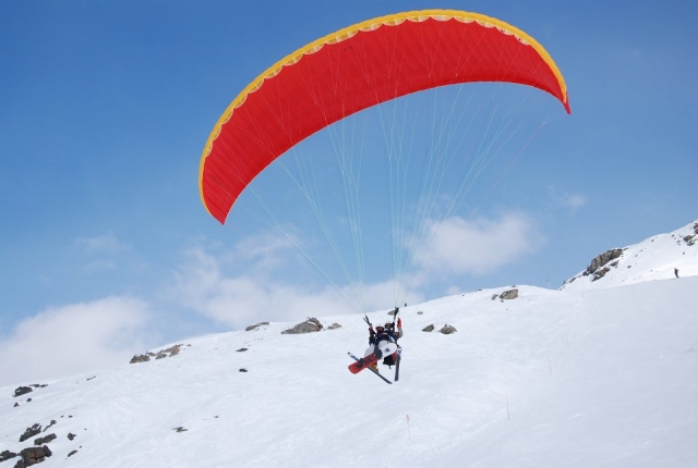  Despegue de esquí en parapente