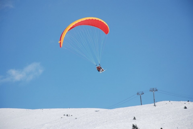  Vuelo sobre los senderos nevados de los 3 valles a bordo de un parapenle 
