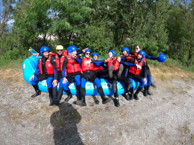 Descenso de rafting con su grupo de amigos en Alta Saboya 
