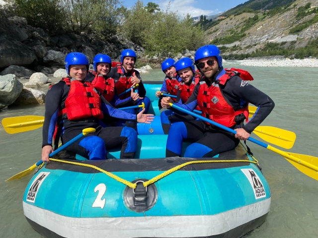  Los amigos están listos para el descenso de rafting 