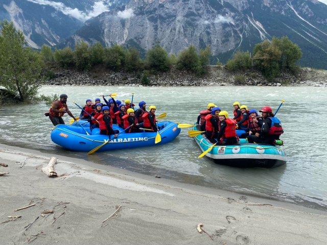  Empecemos el descenso de rafting entre los Alpes del norle 