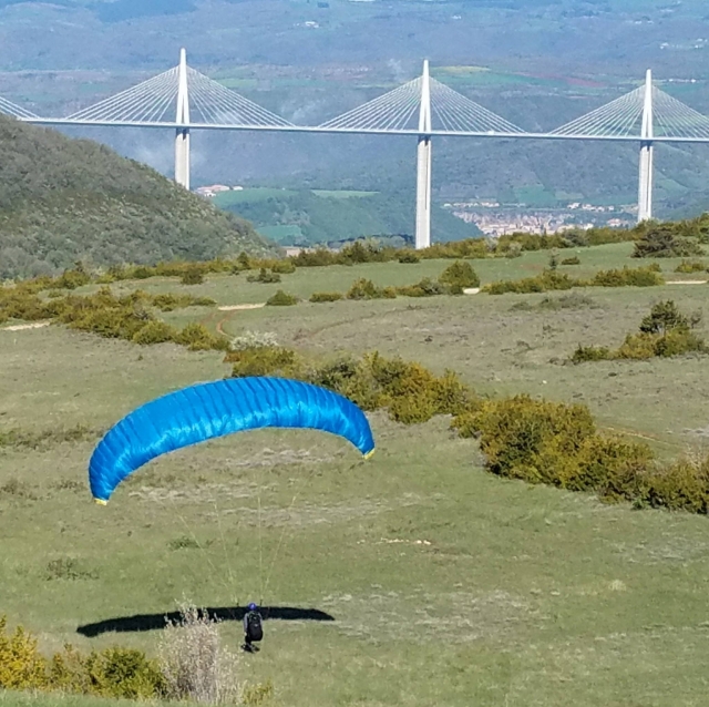  Vuelo en parapenle cerca del viaducto de Millau 