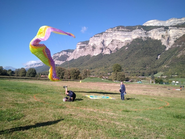  Acrobacias incluso antes de que el parapenle despegue 