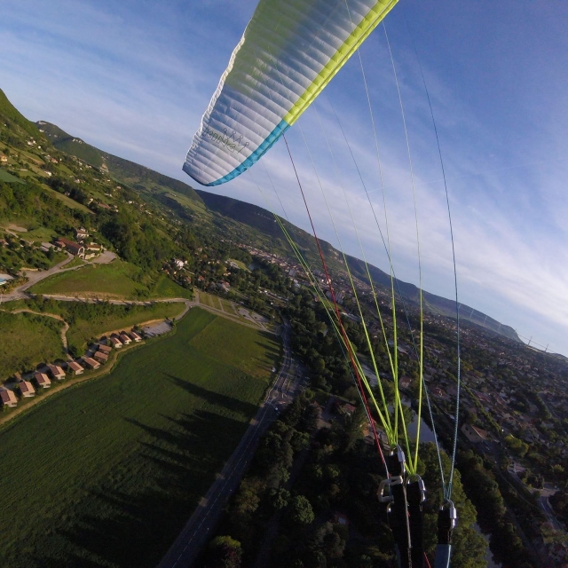  Parapenle en pleno vuelo