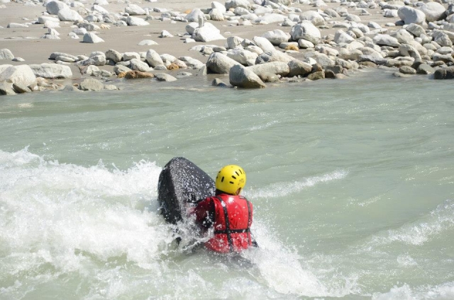  Enfréntale a la corrienle mientras nadas en aguas brava 