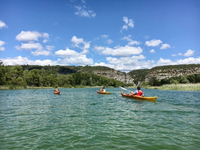  Paseo en piragua con amigos 
