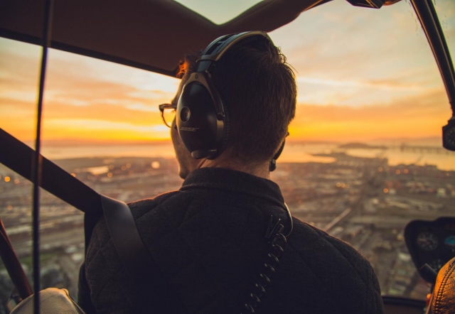 Admiración de la isla de Reunión en helicóptero al atardecer 