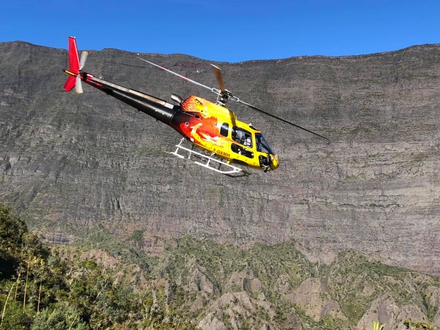  Helicóptero en pleno vuelo entre circos y cascadas de la Reunión 