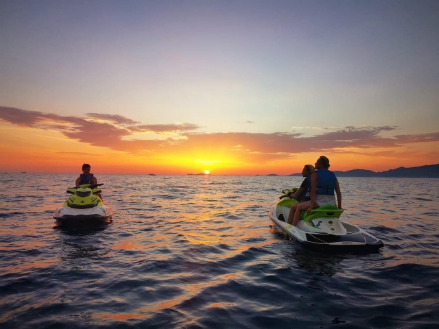 Paseo en jet ski al atardecer
