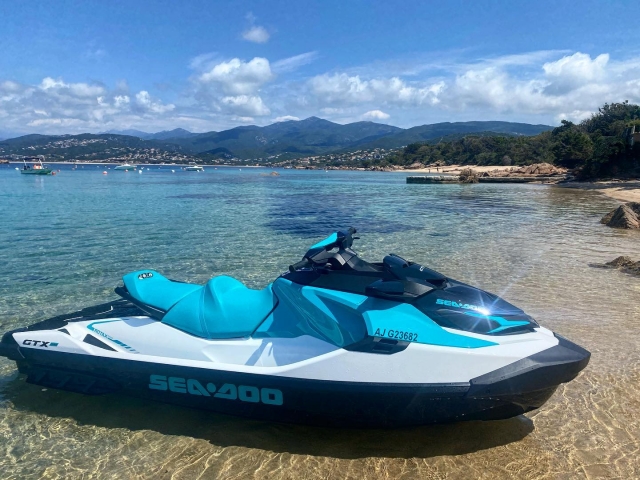 Nuestras jet skis están listas para darle la bienvenida