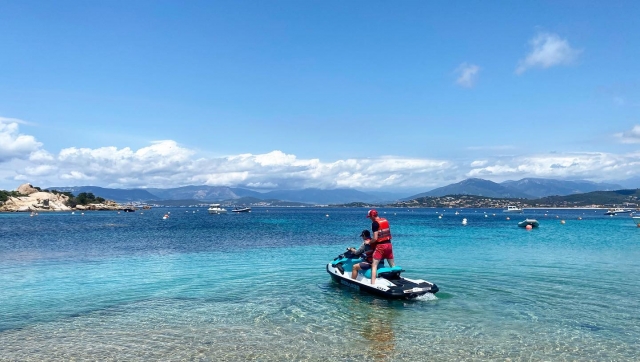 Vamos a dar una hermoso paseo en jet ski en el Golfo de Ajaccio