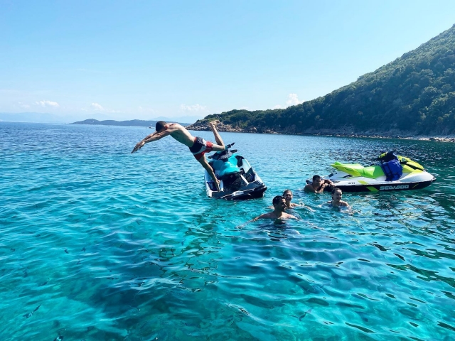 Breve parada para nadar duranle el paseo en jet ski