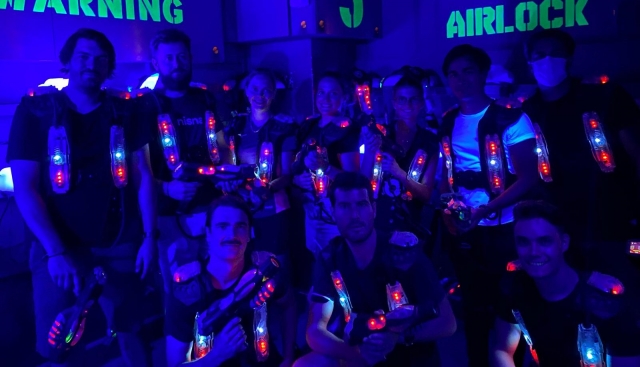  Los participantes brillan gracias a los sensores láser