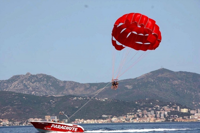  Sesión de parasailing de tres plazas 