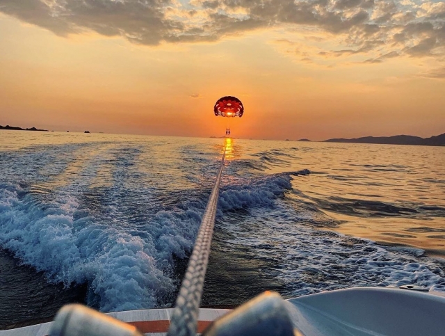  Magnífica sesión de parasailing al atardecer 