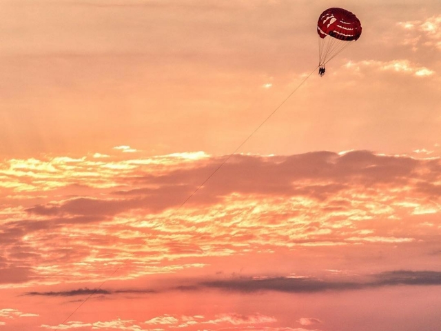  Sesión de parasailing al atardecer 