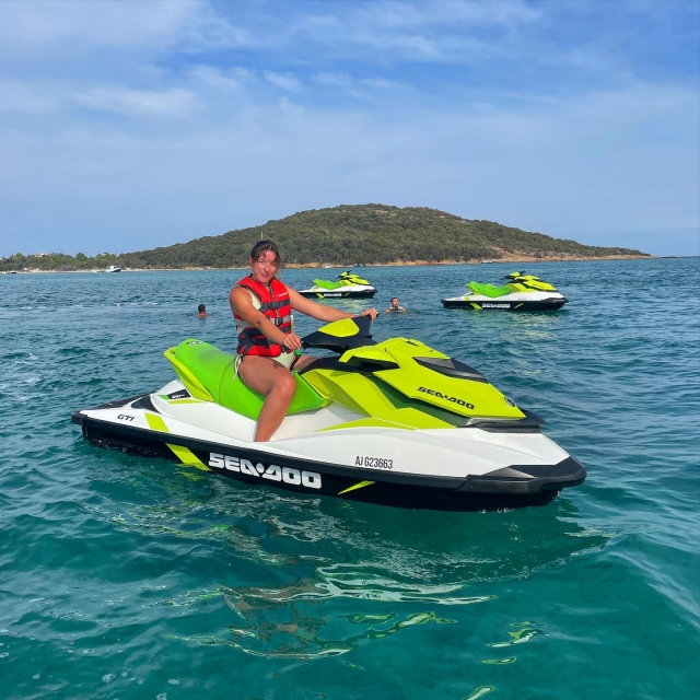  Pilotaje de jet skis sin licencia en Porto Vecchio 