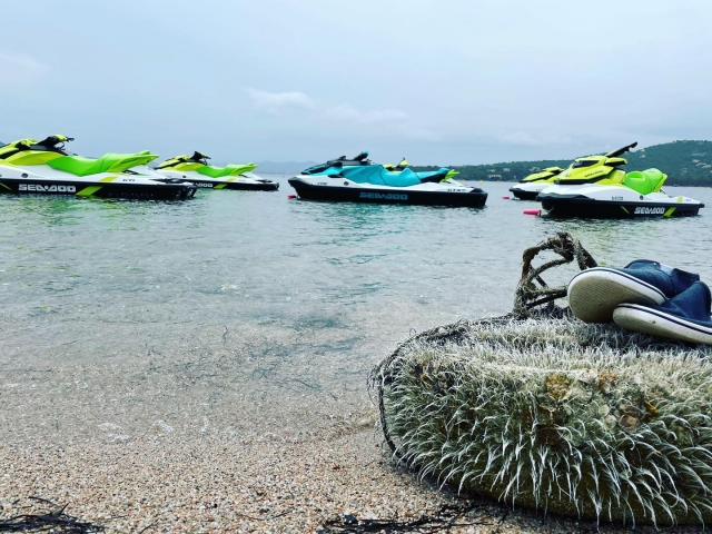  ¡Nuestras jet skis le están esperando! 