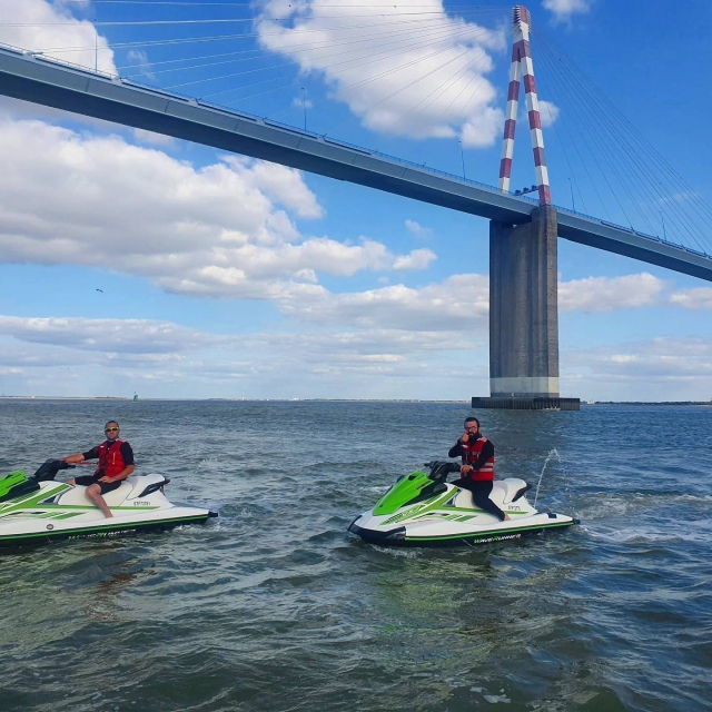  Viaje en jet ski esquiando bajo el Saint- Puenle Nazario