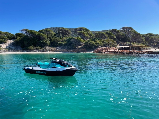  Descubrimiento de las playas de aguas turquesas de Córcega en jet ski 