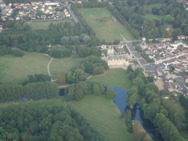  Vuelo sobre el castillo de Anet en paramotor 