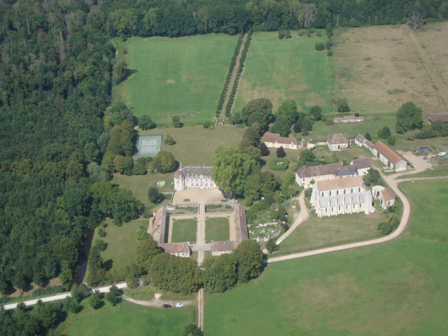  Vuelo sobre el castillo de Breuil-Benoit y la iglesia abacial en paramotor 