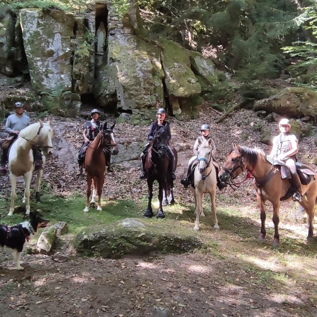 Pbaños a caballo en grupo por el Morvan 