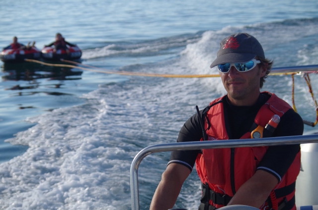  El instructor le hace vivir momentos de pura felicidad en la boya remolcada 