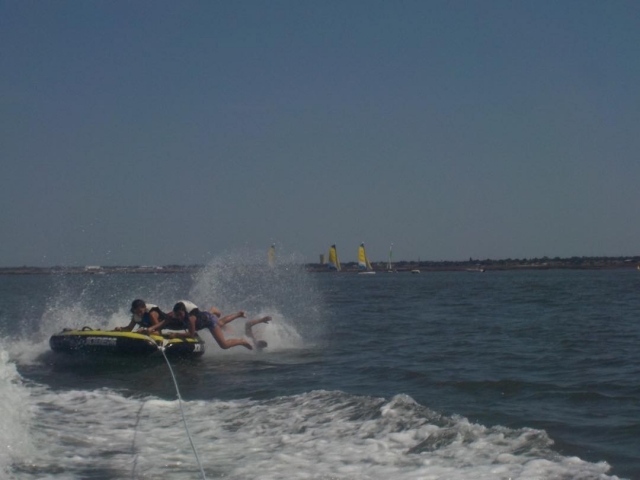  Risas en una boya remolcada en la cuenca de Arcachon 