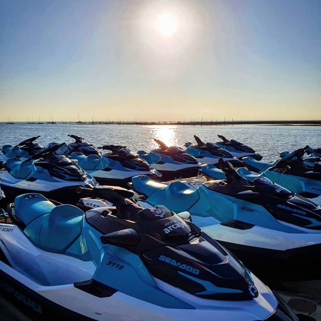  Nuestras jet skis le esperan para el bautismo en jet ski 