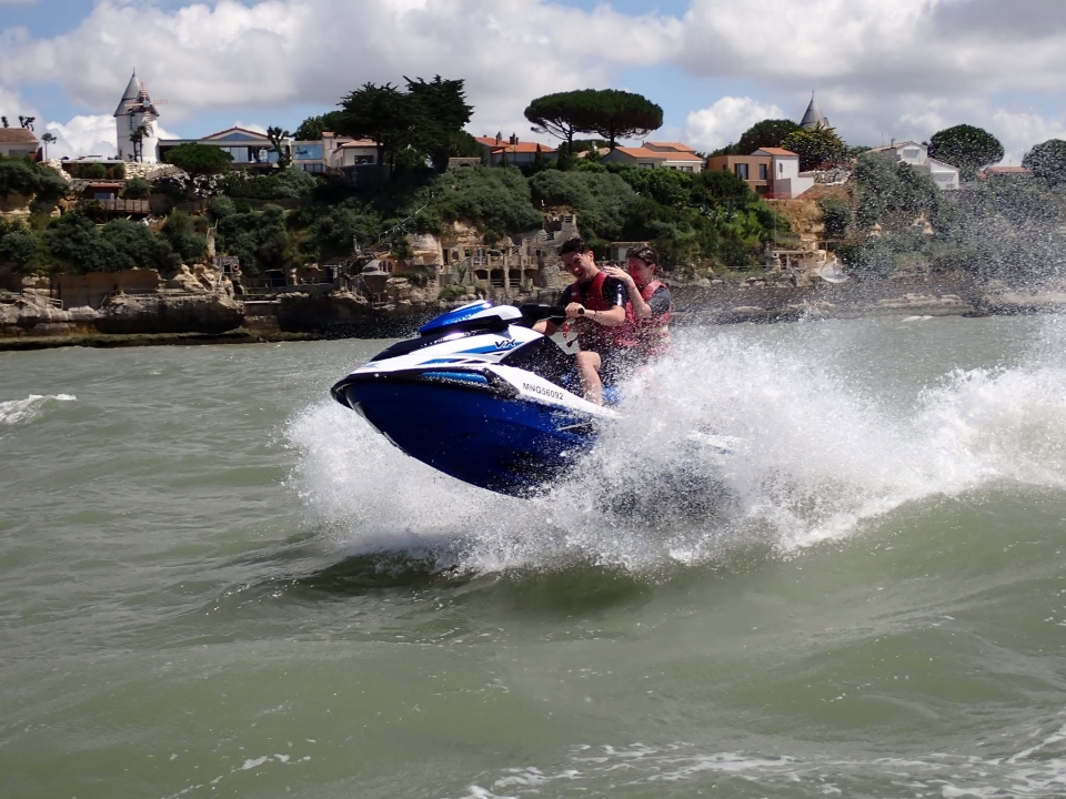  Nuestras jet skis le esperan para el bautismo de moto de agua