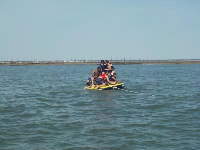  Momento de relajación a bordo de una boya remolcada en Arcachon 