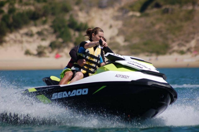  Velocidad y emoción a bordo de una jet ski 