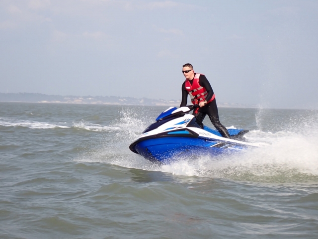 Vamos a dar un magnífico paseo en jet ski en Gironda 