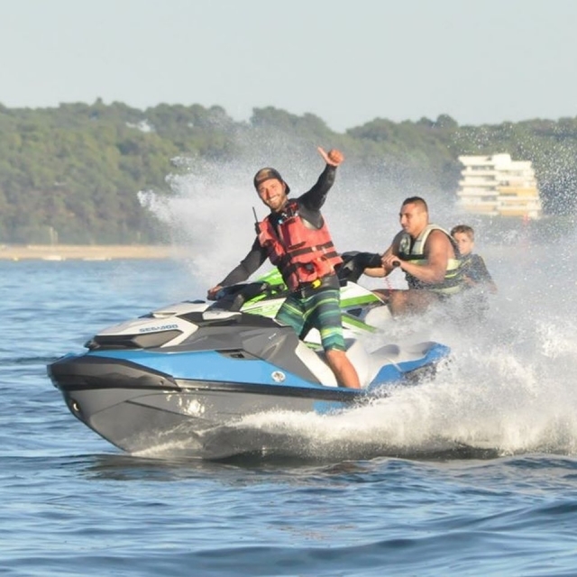 Vamos a dar un magnífico paseo en jet ski en Gironda 