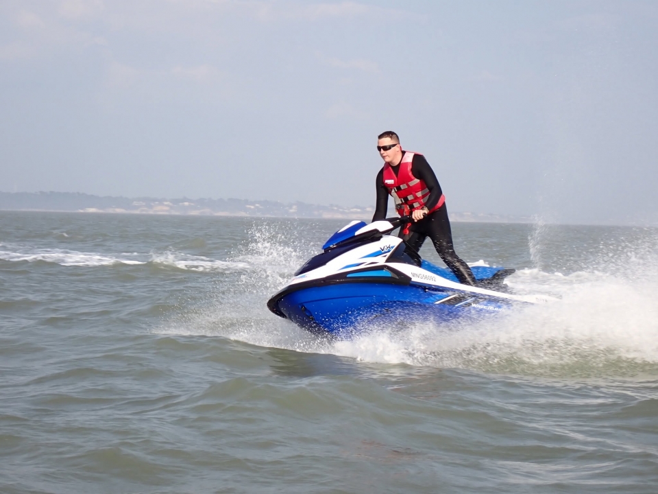 Vamos a dar un magnífico paseo en jet ski en Gironda 